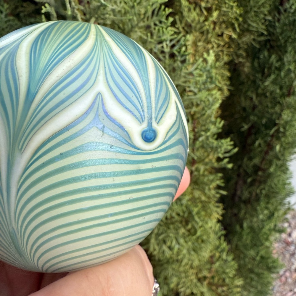 Vintage Vandermark Green and White Feather Glass Paperweight - Picture 10 of 11